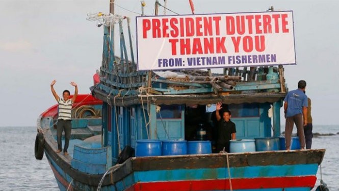 Ngư dân Việt Nam giăng dòng chữ: "Cảm ơn Tổng thống Duterte. Lời cảm ơn từ ngư dân Việt Nam". Ảnh: AP.