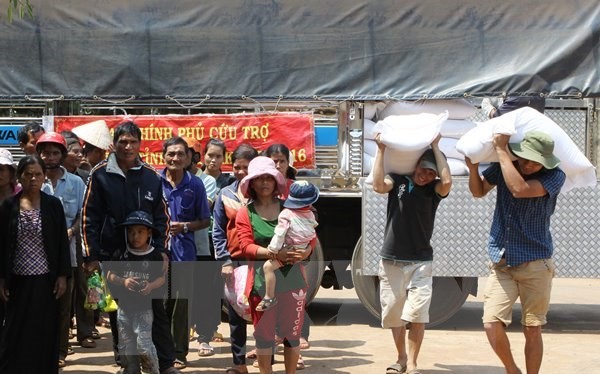 Cấp gạo cho các hộ khó khăn bị ảnh hưởng do hạn hán tại xã Đắk Lắk. (Ảnh: Dương Giang/TTXVN)