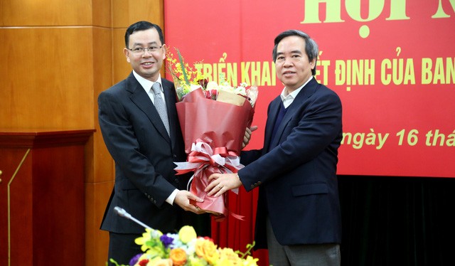 Trưởng Ban Kinh tế Trung ương Nguyễn Văn Bình chúc mừng tân Phó Trưởng ban Ngô Văn Tuấn