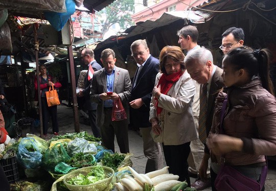Các Đại sứ châu Âu đi chợ Việt