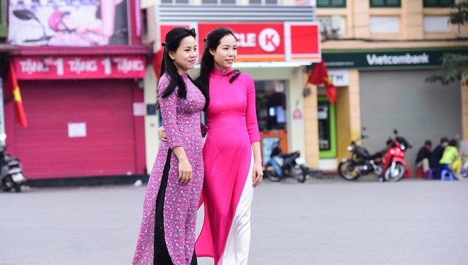 Nhiều cô gái trẻ xúng xinh áo dài đi chụp ảnh trong tiết trời mát mẻ của Tết Đinh Dậu 2017.