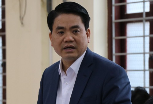 Chủ tịch UBND TP Hà Nội Nguyễn Đức Chung khẳng định việc thay đoạn đê bằng đê bê tông sẽ đảm bảo an toàn, mỹ thuật và thuận lợi giao thông. Ảnh: Võ Hải.