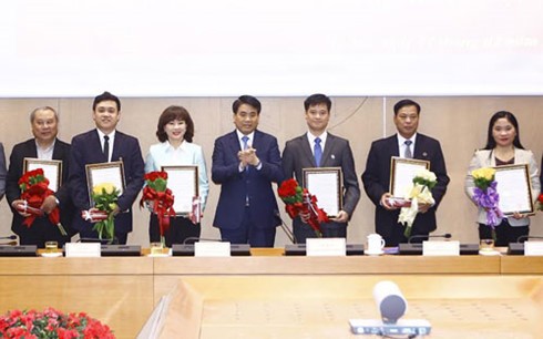 Chủ tịch UBND TP Hà Nội Nguyễn Đức Chung trao quyết định bộ nhiệm và chúc mừng các thành viên Ban Giám đốc Quỹ Đầu tư phát triển TP Hà Nội