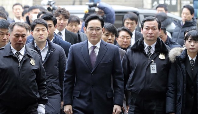 Ông Lee Jae-yong bị bắt giam vì tội hối lộ.