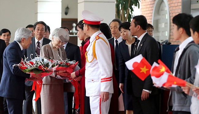 Đức vua Nhật Bản Akihito và Hoàng hậu đang có chuyến thăm Việt Nam