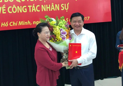 Chủ tịch Quốc hội Nguyễn Thị Kim Ngân đã trao quyết định cho ông Đinh La Thăng. Ảnh: Thanh Niên