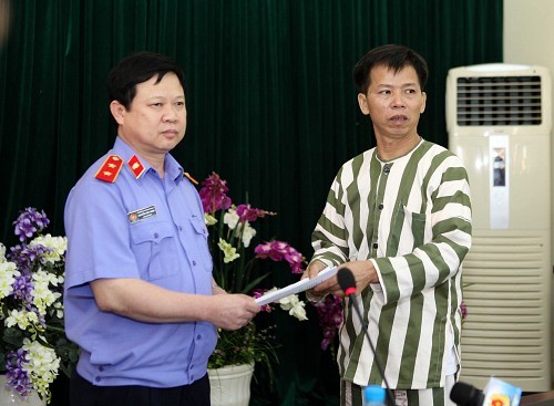 VKS trao quyết định đình chỉ thi hành án cho ông Nguyễn Thanh Chấn. Ảnh: Công lý