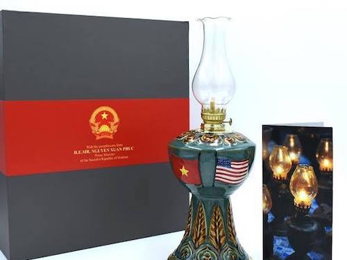 Chiếc đèn độc bản được Thủ tướng Nguyễn Xuân Phúc mang đến Mỹ tặng Tổng thống Donald Trump. Ảnh Vnexpress