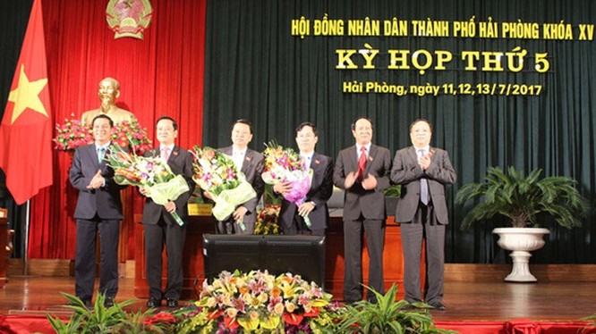 Hai tân Phó chủ tịch UBND thành phố Hải Phòng (người thứ 2 và 3 từ trái sang). Nguồn: haiphong.gov.vn