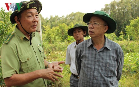 Bí thư Tỉnh ủy Trần Công Chánh (phải) nghe ngành kiểm lâm báo cáo về công tác phòng chống cháy rừng, hạn mặn tại huyện Phụng Hiệp, tỉnh Hậu Giang.