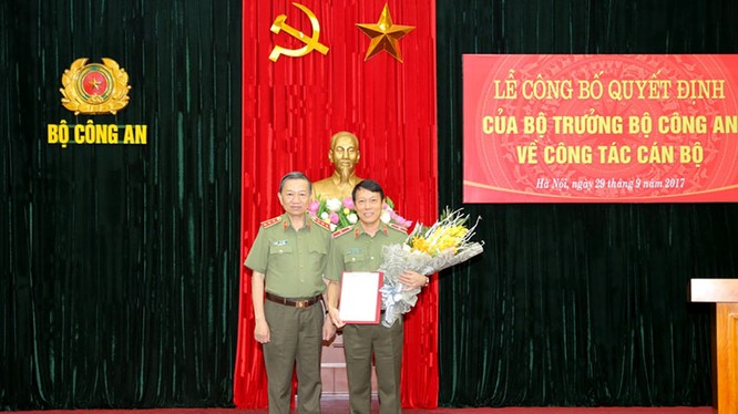 Bộ trưởng Tô Lâm trao Quyết định bổ nhiệm cho Thiếu tướng Lương Tam Quang giữ chức vụ Chánh Văn phòng Bộ Công an.