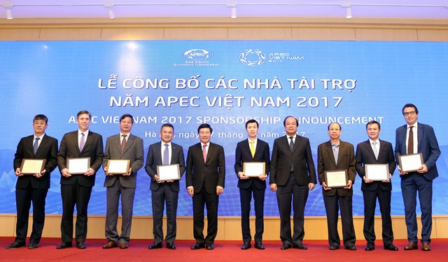 Phó Thủ tướng Phạm Bình Minh trao kỷ niệm chương ghi danh 8 nhà tài trợ đặc biệt cho APEC Việt Nam 2017
