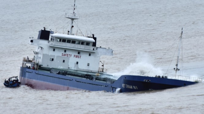 Một tàu hàng bị chìm trong bão số 12 ở biển Quy Nhơn. Ảnh: Zing