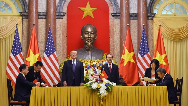  Tổng thống Mỹ Donald Trump và Chủ tịch nước Trần Đại Quang chứng kiến ký kết giữa các doanh nghiệp Việt Nam - Mỹ