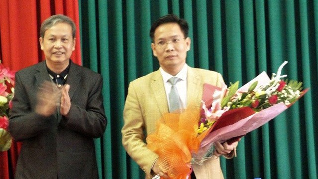 Ông Phan Tiến Diện ôm hoa trong ngày nhận quyết định bổ nhiệm phó giám đốc Sở TNMT tỉnh Sơn La - Ảnh: Báo Tài Nguyên Và Môi Trường