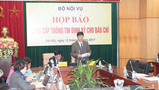 Ông Nguyễn Tiến Thành - Chánh Văn phòng Bộ Nội vụ - tại buổi họp báo định kỳ ngày 12/12. Ảnh: Infonet