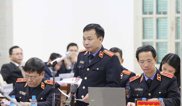 Ông Đào Thịnh Cường, đại diện Viện kiểm sát nhân dân Thành phố Hà Nội đọc bản luận tội các bị cáo. Ảnh: TTXVN