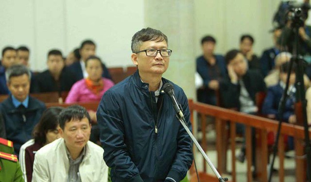 Bị cáo Đinh Mạnh Thắng khai trước tòa. Ảnh: TTXVN