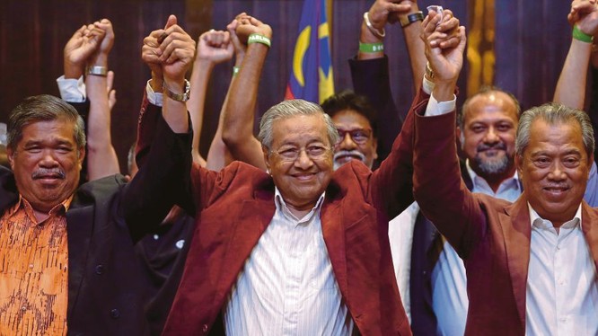 Tiến sĩ Mahathir Mohamad (giữa) sẽ trở thành Thủ tướng Malaysia. Ảnh: REUTERS
