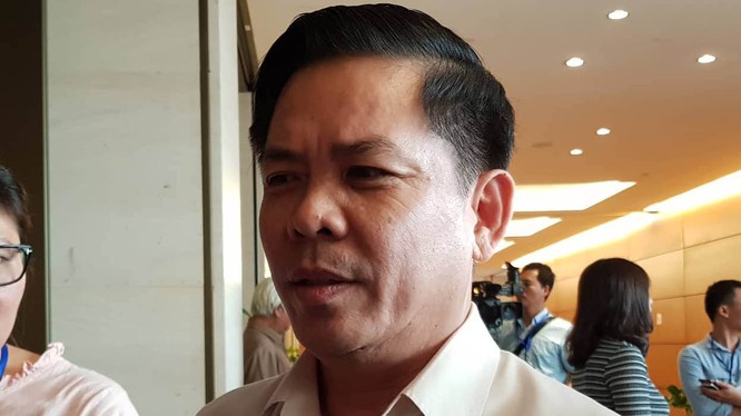 Bộ trưởng GTVT Nguyễn Văn Thể trả lời báo chí bên hành lang phiên họp Quốc hội chiều 22/5. Ảnh: Thanh Niên