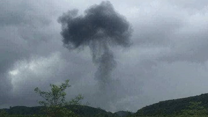 Khói bốc lên khi máy bay lao xuống đất phát nổ. Ảnh từ facebook người dân trong khu vực. 