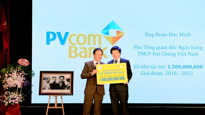 Ông Đoàn Đức Minh – Phó Tổng Giám đốc PVcomBank trao số tiền tài trợ học bổng cho sinh viên ĐH Kinh tế Quốc dân.