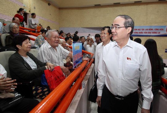 Bí thư Thành ủy TPHCM Nguyễn Thiện Nhân tiếp xúc cử tri quận 2. Nguồn: NLĐ