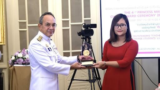 Cô giáo Hà Ánh Phượng nhận giải thưởng Công chúa Thái Lan - Ảnh: baophutho