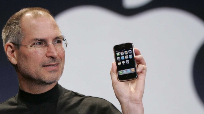 Steve Jobs và chiếc iPhone đầu tiên. Nguồn: Business Insider
