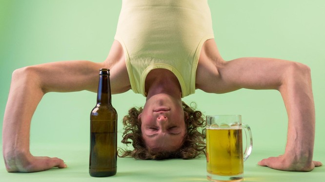 Học viên tại lớp Vinyasa Yoga cho biết bia bổ trợ rất tốt cho việc tập Yoga. Nguồn: Standard
