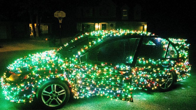 Anh Bradon cho biết xe ô tô của mình trang trính bằng 1.000 bóng đèn LED. Nguồn: Bootleg