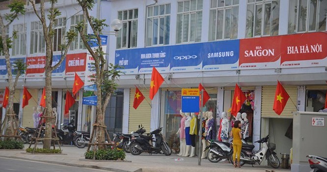 Biển quảng cáo đồng bộ trên đường Lê Trọng Tấn, Hà Nội.