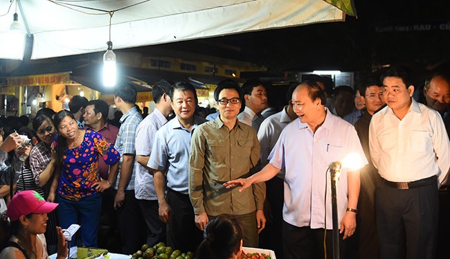 Thủ tướng kiểm tra ATTP tại chợ đầu mối Long Biên.