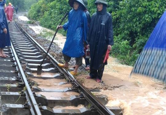 Nhiều đoạn đường tại khu vực Quảng Bình bị xói mòn.