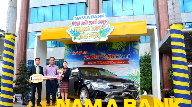 Bà Võ Thị Tuyết Nga – Thành viên HĐQT kiêm Phó Tổng Giám đốc Nam A Bank trao giải thưởng đặc biệt này cho khách hàng Nguyễn Xuân Trang.