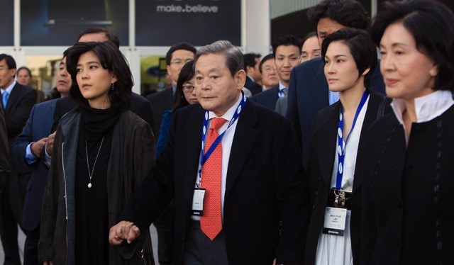 Chủ tịch Lee Kun-hee và gia đình. Ảnh: Sonyinsider.
