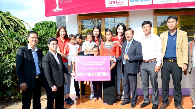 Ông Nguyễn Minh Tuấn – Giám đốc Nam A Bank Lâm Đồng (thứ hai từ trái sang) trao tặng căn nhà mới cho gia đình bà K’Dai.