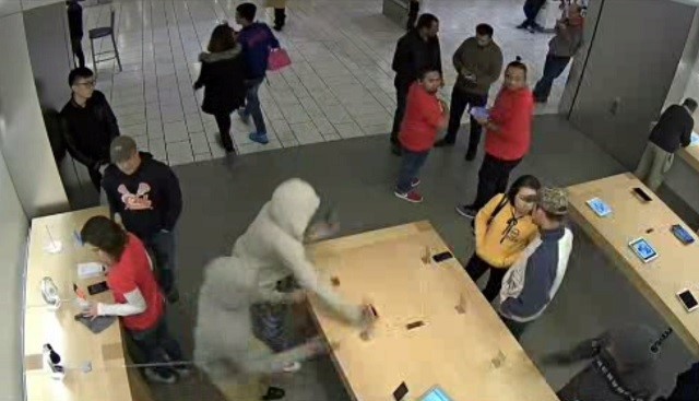 Toán cướp mặc áo trùm đầu xông vào Apple Store ở San Francisco, Mỹ. Ảnh: CBS.