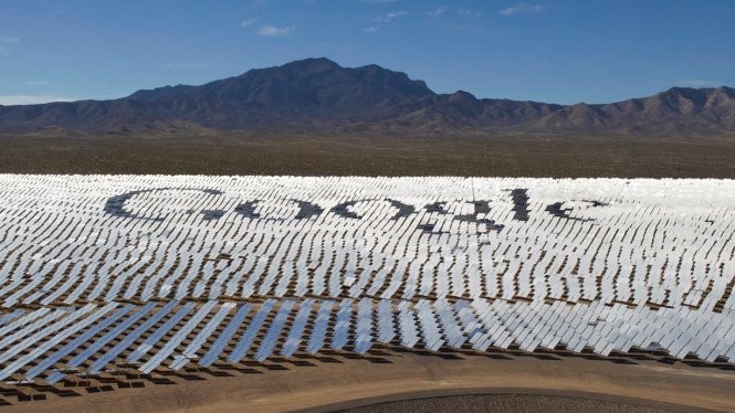 Logo của tập đoàn Google được thể hiện trên hệ thống thu điện mặt trời ở sa mạc Mojave, khu vực nằm gần biên giới giữa hai bang California và Nevada - Ảnh: Reuters