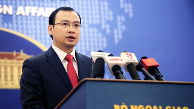Người phát ngôn Bộ Ngoại giao Lê Hải Bình phát biểu tại buổi họp báo.