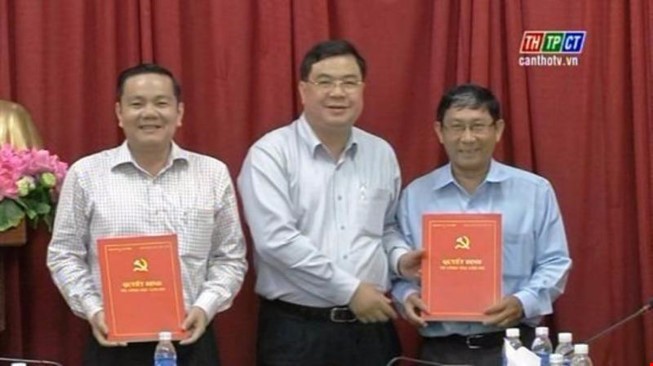 Ông Nguyễn Thành Đông (bìa trái) nhận quyết định điều động về HĐND TP Cần Thơ từ trung tuần tháng 7 (ảnh từ clip THCT)