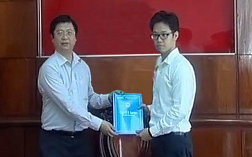 Ông Vũ Minh Hoàng (phải) nhận quyết định điều về làm Phó Giám đốc Trung tâm xúc tiến đầu tư thương mại và hội chợ triển lãm Cần Thơ - Ảnh: Đài PT-TH Cần Thơ.