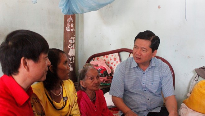 Bí thư Đinh La Thăng thăm và tặng quà cho gia đình bà Cà Mau Thị Hang. Ảnh Soha.vn