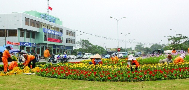 Công nhân Công ty cây xanh thành phố trang trí hoa tại khu vực nút giao thông cầu Rào, phục vụ Tết Nguyên đán Đinh Dậu 2017. (Ảnh: Báo Hải Phòng)
