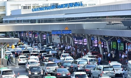 Khu vực ga quốc nội Sân bay Tân Sơn Nhất luôn dày đặc xe ra vào.