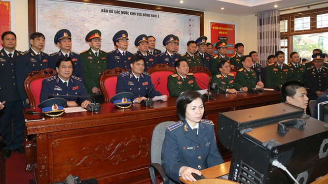 Sáng 21.1, đại tướng Ngô Xuân Lịch đã chúc Tết qua cầu truyền hình đối với các cán bộ, nhân viên 10 tàu Cảnh sát biển (Ảnh: Thanh niên)
