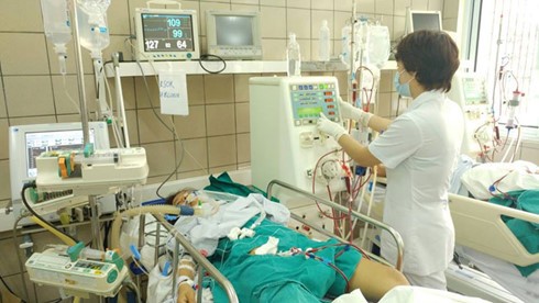 Một trong các sinh viên bị ngộ độc rượu đang điều trị tại BV Bạch Mai.