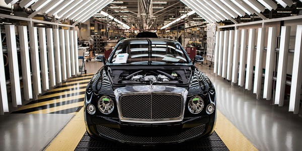 Một chiếc Bentley đang được hoàn thiện bên trong nhà máy của hãng tại Crewe (Anh).