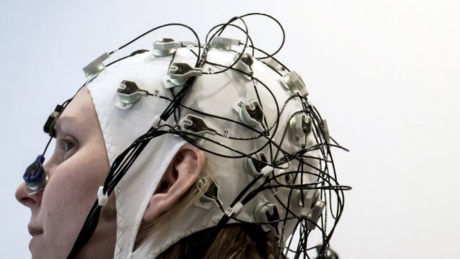 Chiếc mũ có gắn điện cực trong nghiên cứu truyền kiến thức trực tiếp vào não người - Ảnh: Telegraph