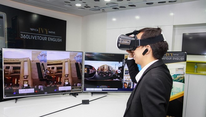 Anh Trần Ngọc Tuân trải nghiệm VR để học tiếng Anh.